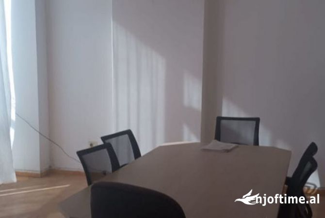 Ambiente Commerciale in Affitto 3+1 a Tirana - 36,000 Leke