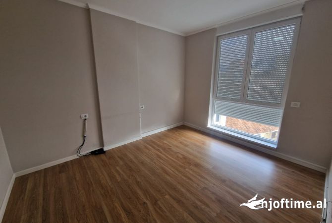 Ambiente Commerciale in Affitto 3+1 a Tirana - 1,000 Euro