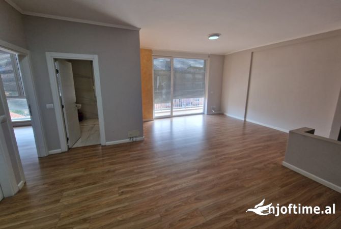 Ambiente Commerciale in Affitto 3+1 a Tirana - 1,000 Euro