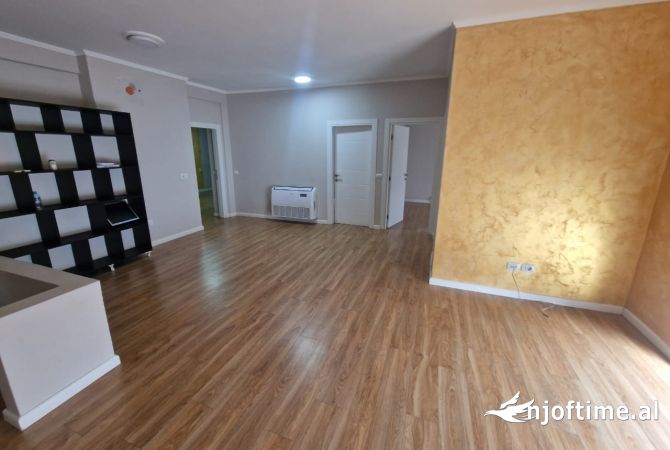 Ambiente Commerciale in Affitto 3+1 a Tirana - 1,000 Euro