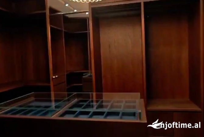 Shtepi me qera Apartament ne Tirane, 3+1, Mobilimi E mobiluar, Pagesa 4,000  Euro.