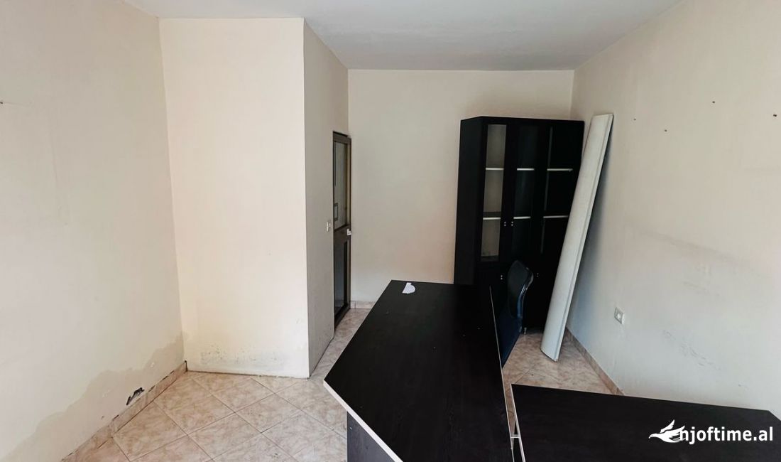 Jepet me qera ambjent per zyra te Rruga e Durresit 