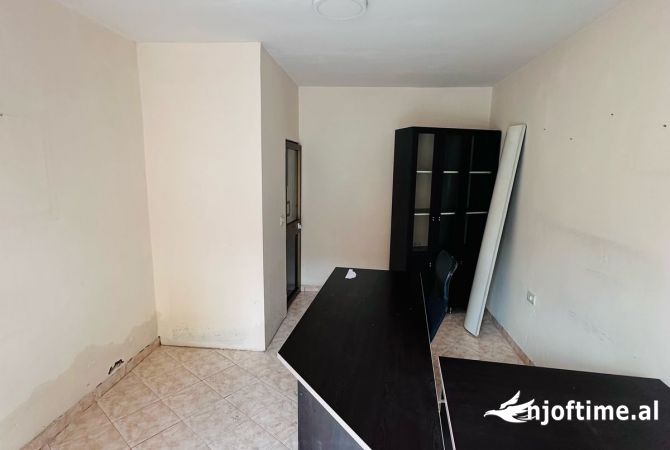 Jepet me qera ambjent per zyra te Rruga e Durresit 