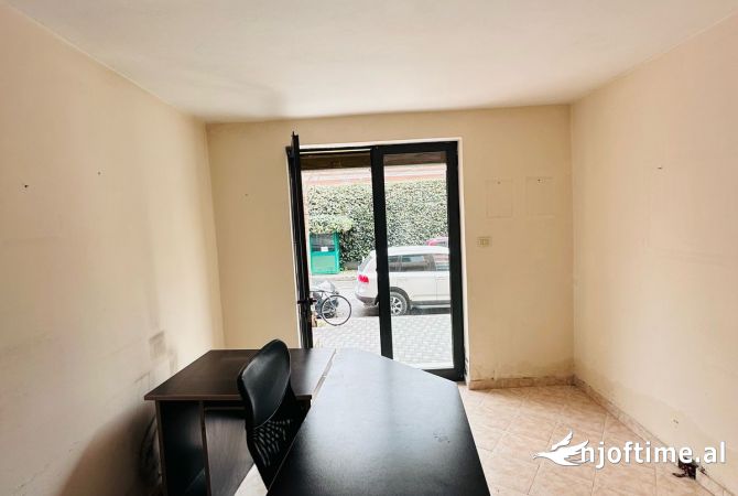 Jepet me qera ambjent per zyra te Rruga e Durresit 