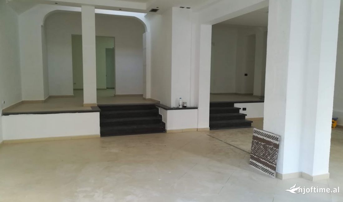 Ofrohet per qira ambjent komercial ne rrugen Mihal Grameno prane shkolles se Baletit