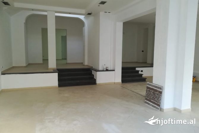 Ofrohet per qira ambjent komercial ne rrugen Mihal Grameno prane shkolles se Baletit