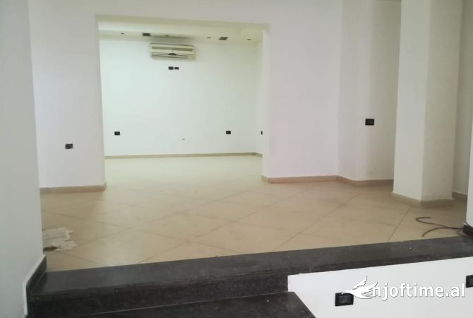 Ofrohet per qira ambjent komercial ne rrugen Mihal Grameno prane shkolles se Baletit