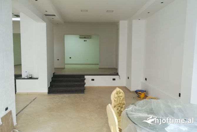 Ofrohet per qira ambjent komercial ne rrugen Mihal Grameno prane shkolles se Baletit