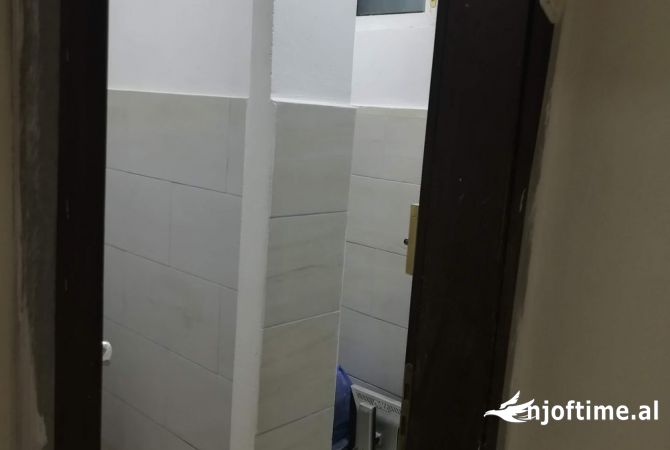 Ofrohet per qira ambjent komercial ne rrugen Mihal Grameno prane shkolles se Baletit