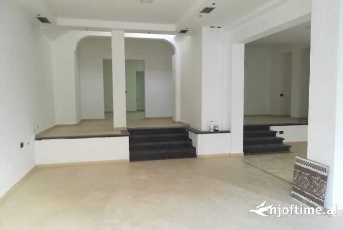 Ofrohet per qira ambjent komercial ne rrugen Mihal Grameno prane shkolles se Baletit