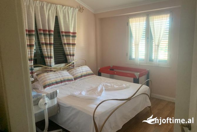Shtepi ne shitje Apartament ne Tirane, 2+1, Mobilimi E mobiluar, Pagesa 150,000  Euro.