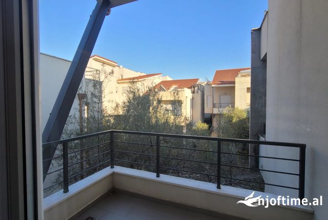 Shtepi ne shitje Vila Luksoze ne Tirane, 4+1, Mobilimi E mobiluar, Pagesa 700,000  Euro.