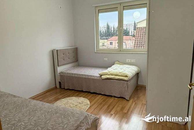 Shtepi ne shitje Apartament ne Tirane, 2+1, Mobilimi E mobiluar, Pagesa 192,000  Euro.