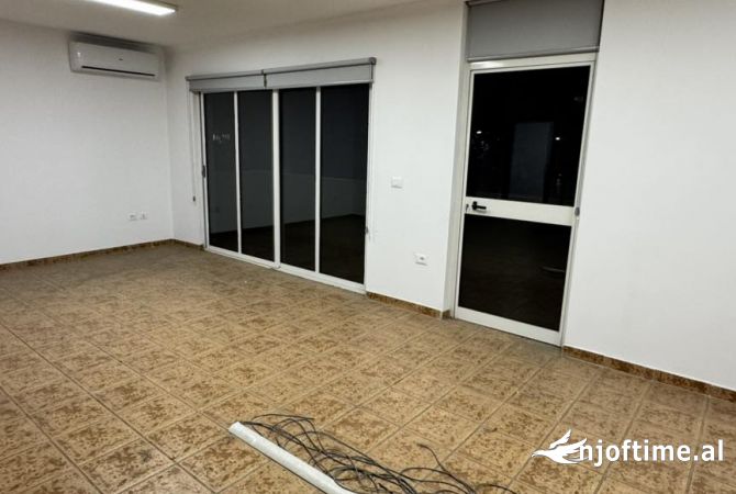 Jepet me qera apartament per zyre 4+1+2 te Komuna e Parisit‼️