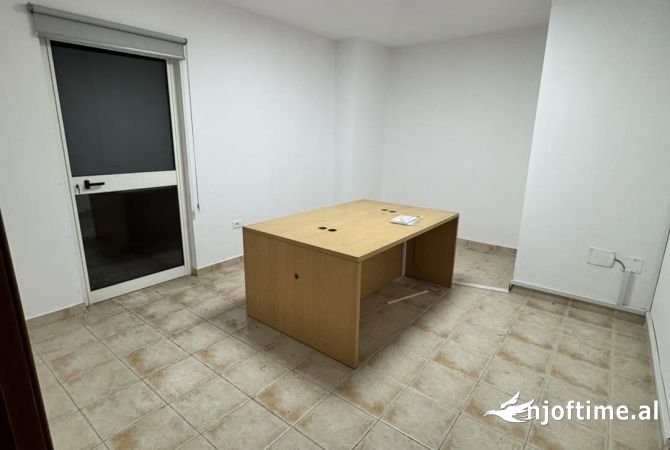 Jepet me qera apartament per zyre 4+1+2 te Komuna e Parisit‼️