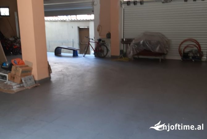 Shtepi ne shitje Apartament ne Tirane, 7+1, Mobilimi Bosh, pa mobiluar, Pagesa 630,000  Euro.