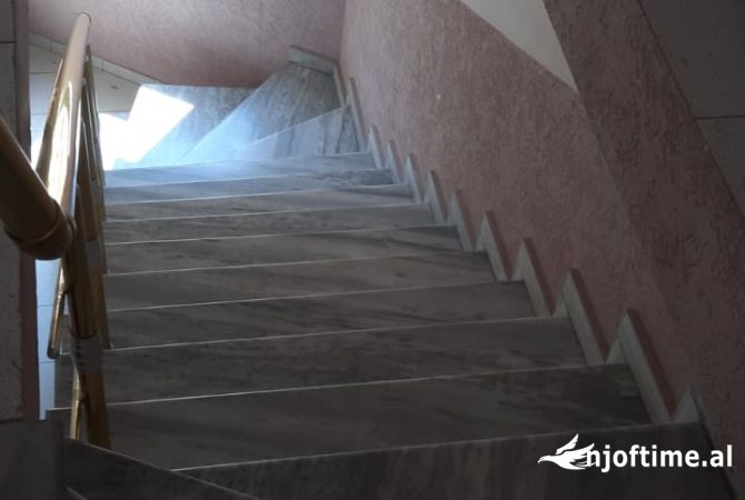 Shtepi ne shitje Apartament ne Tirane, 7+1, Mobilimi Bosh, pa mobiluar, Pagesa 630,000  Euro.