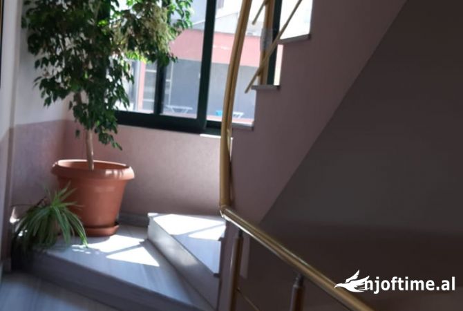 Shtepi ne shitje Apartament ne Tirane, 7+1, Mobilimi Bosh, pa mobiluar, Pagesa 630,000  Euro.