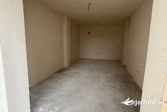 Shtepi ne shitje Apartament ne Durres, 1+1, Mobilimi Bosh, pa mobiluar, Pagesa 81,000  Euro.