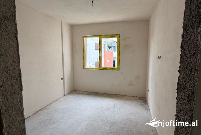 Shtepi ne shitje Apartament ne Durres, 1+1, Mobilimi Bosh, pa mobiluar, Pagesa 81,000  Euro.
