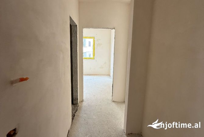 Shtepi ne shitje Apartament ne Durres, 1+1, Mobilimi Bosh, pa mobiluar, Pagesa 81,000  Euro.