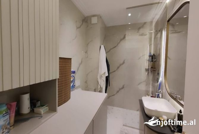 Shtepi ne shitje Apartament ne Tirane, 2+1, Mobilimi E mobiluar, Pagesa 330,000  Euro.