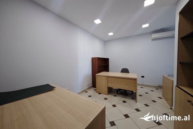 Ambiente Commerciale in Affitto 3+1 a Tirana - 1,550 Euro