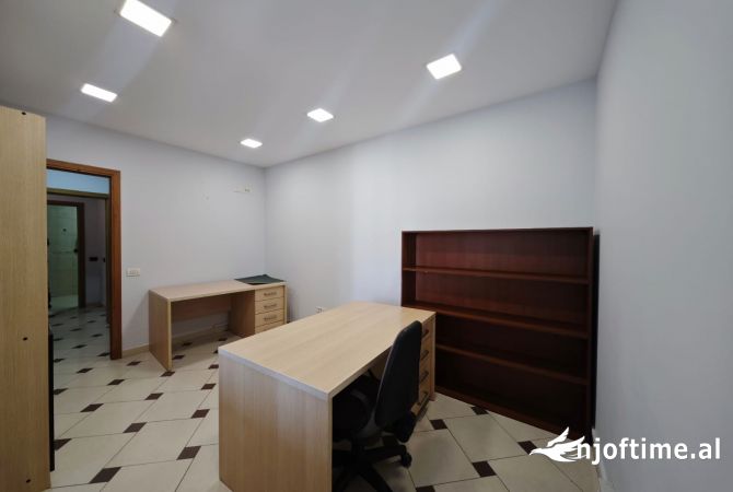 Ambiente Commerciale in Affitto 3+1 a Tirana - 1,550 Euro