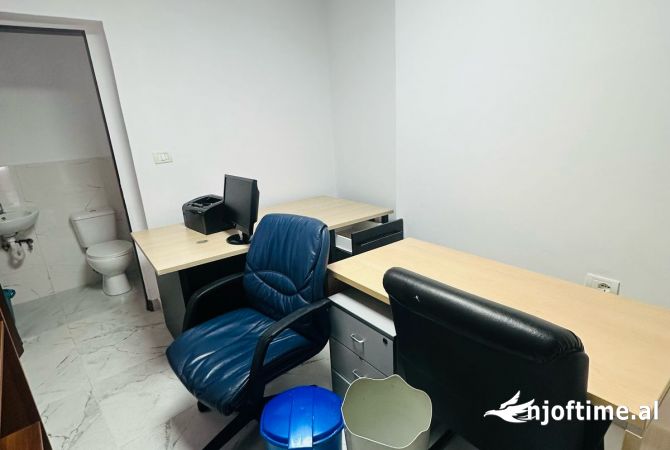 Ambiente Commerciale in Affitto 3+1 a Tirana - 350 Euro