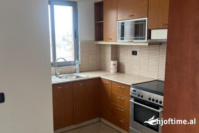Shtepi me qera Apartament ne Tirane, 2+1, Mobilimi Pjeserisht e mobiluar, Pagesa 500  Euro.