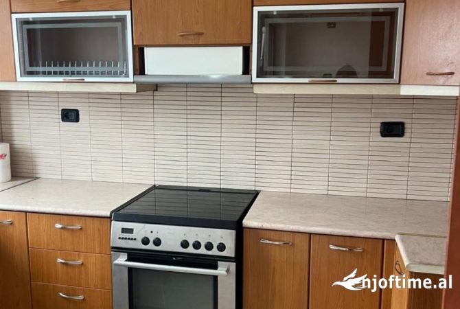 Shtepi me qera Apartament ne Tirane, 2+1, Mobilimi Pjeserisht e mobiluar, Pagesa 500  Euro.