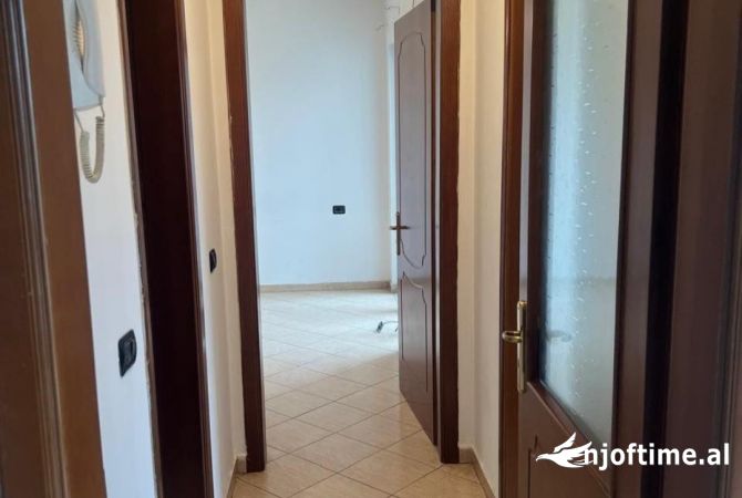 Shtepi me qera Apartament ne Tirane, 2+1, Mobilimi Pjeserisht e mobiluar, Pagesa 500  Euro.