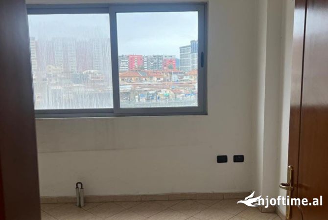 Shtepi me qera Apartament ne Tirane, 2+1, Mobilimi Pjeserisht e mobiluar, Pagesa 500  Euro.