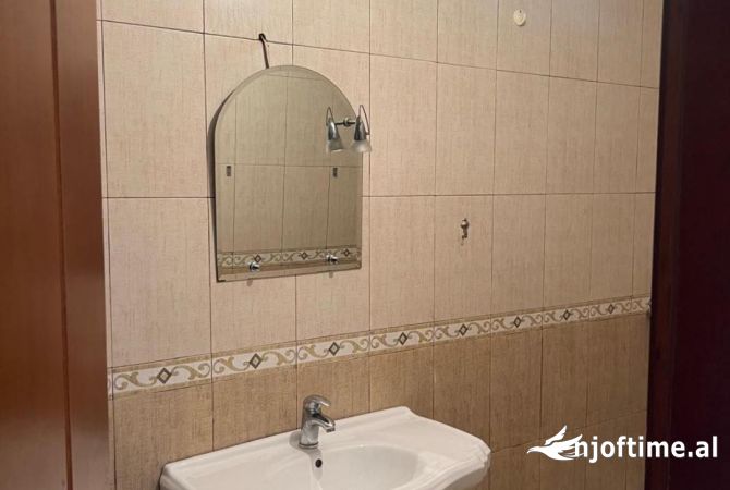 Shtepi me qera Apartament ne Tirane, 2+1, Mobilimi Pjeserisht e mobiluar, Pagesa 500  Euro.