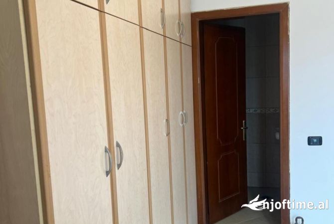 Shtepi me qera Apartament ne Tirane, 2+1, Mobilimi Pjeserisht e mobiluar, Pagesa 500  Euro.
