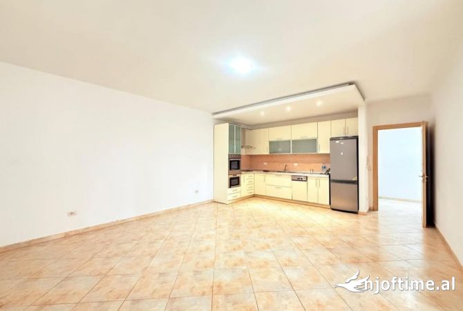 Ambiente Commerciale in Affitto 3+1 a Tirana - 1,000 Euro