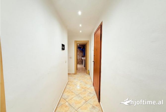 Ambiente Commerciale in Affitto 3+1 a Tirana - 1,000 Euro