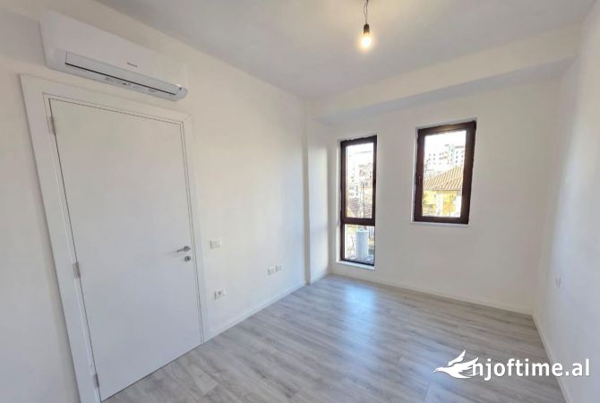 Ambiente Commerciale in Affitto 3+1 a Tirana - 500 Euro