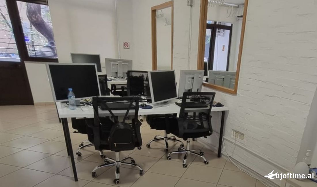 AMBJENT BUZE RRUGE KRYESORE  📍 Lokacioni: Myslym Shyri, lokacion fantastik.