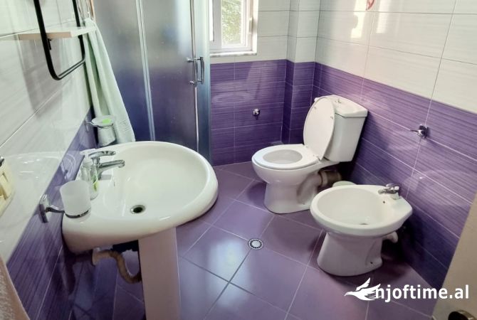 AMBJENT BUZE RRUGE KRYESORE  📍 Lokacioni: Myslym Shyri, lokacion fantastik.