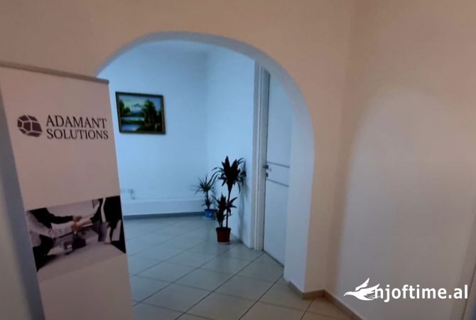 AMBJENT BUZE RRUGE KRYESORE  📍 Lokacioni: Myslym Shyri, lokacion fantastik.