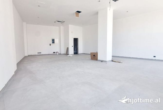 Ambiente Commerciale in Affitto 1+1 a Tirana - 3,500 Euro