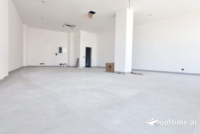 Ambiente Commerciale in Affitto 1+1 a Tirana - 3,500 Euro