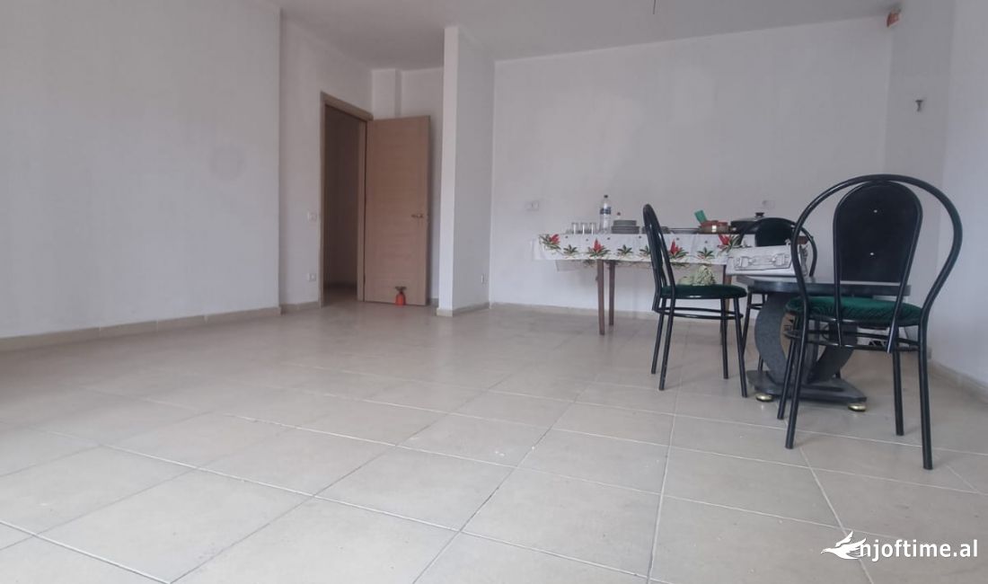 Shtepi ne shitje Apartament ne Durres, 3+1, Mobilimi Bosh, pa mobiluar, Pagesa 110,000  Euro.