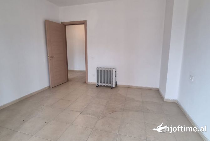 Shtepi ne shitje Apartament ne Durres, 3+1, Mobilimi Bosh, pa mobiluar, Pagesa 110,000  Euro.