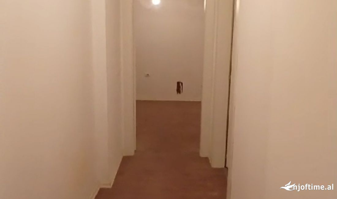 Jepet me qera  Super ambient per zyra te pazari i ri 