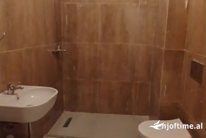 Jepet me qera  Super ambient per zyra te pazari i ri 