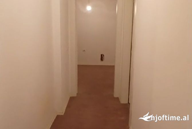 Ambiente Commerciale in Affitto 3+1 a Tirana - 1,100 Euro