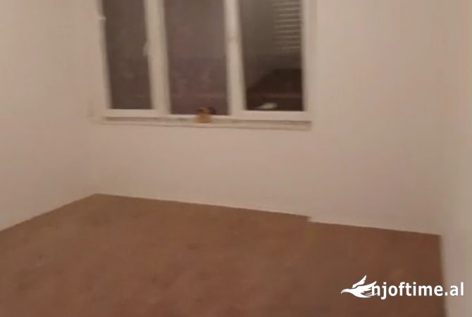 Ambiente Commerciale in Affitto 3+1 a Tirana - 1,100 Euro