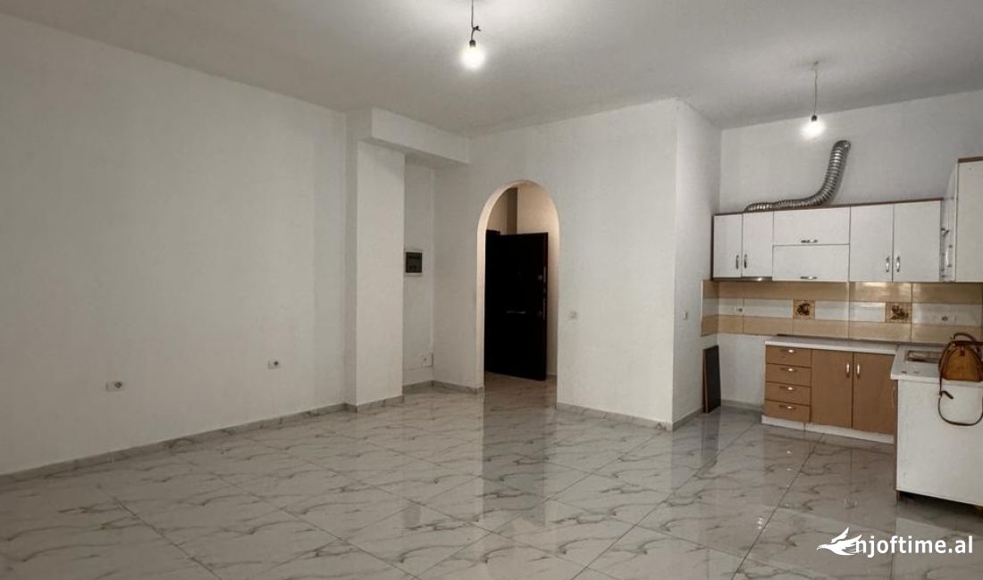 Jepet me qera ambjent 1+1 per zyra buze Bulevardit "Migjeni" ne Yzberisht.